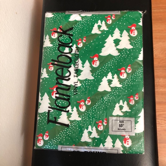 Christmas Flannelback Vinyl Tablecloth Round - Picture 1 of 6
